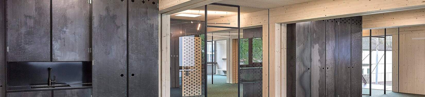 Kugelgarn, textile floor covering from Fabromont, in the Pieterlen school building. Green Kugelgarn impression.